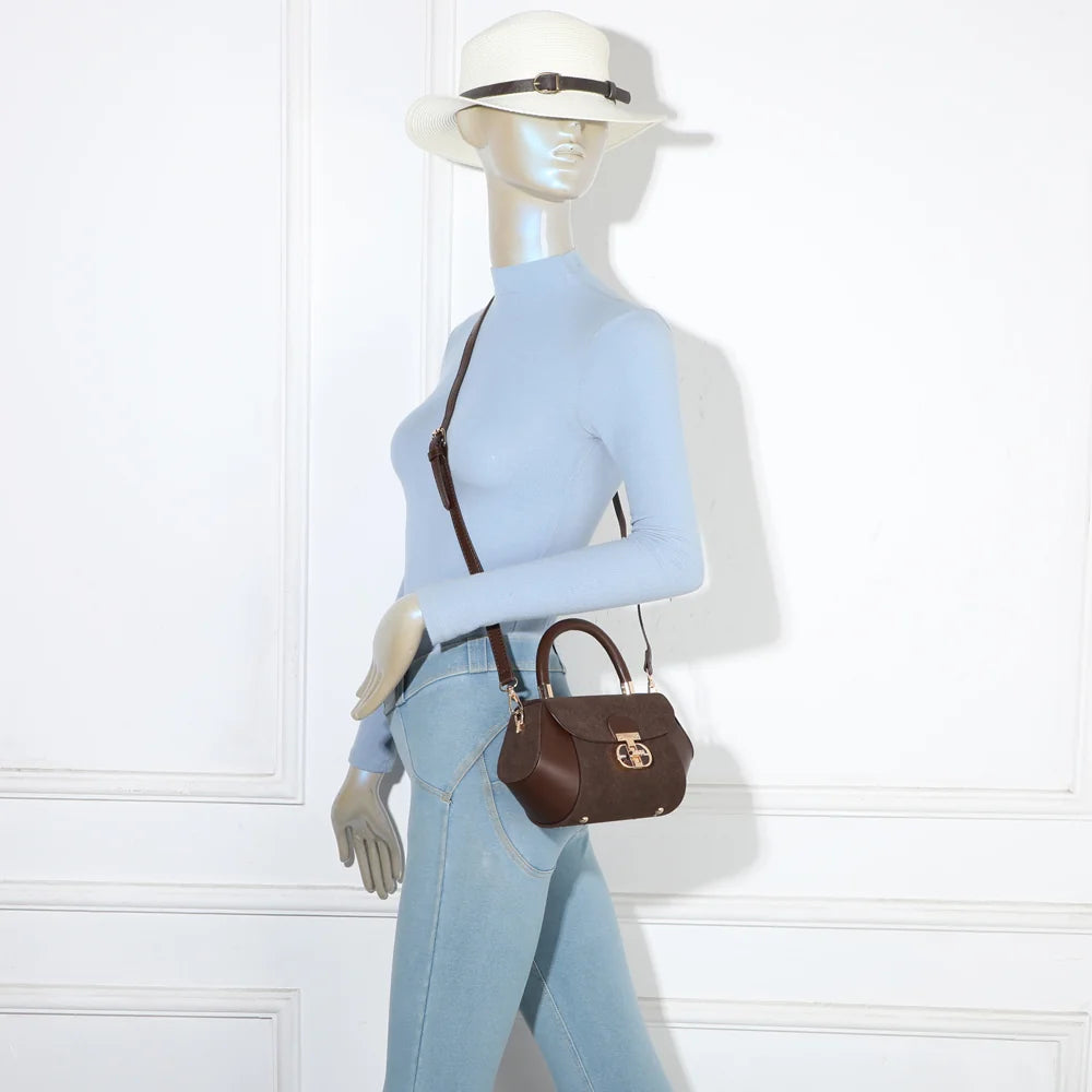 Sac La Evana café porté par une femme, à la main ou à l’épaule avec sa bandoulière amovible – réf. YL-26008-1