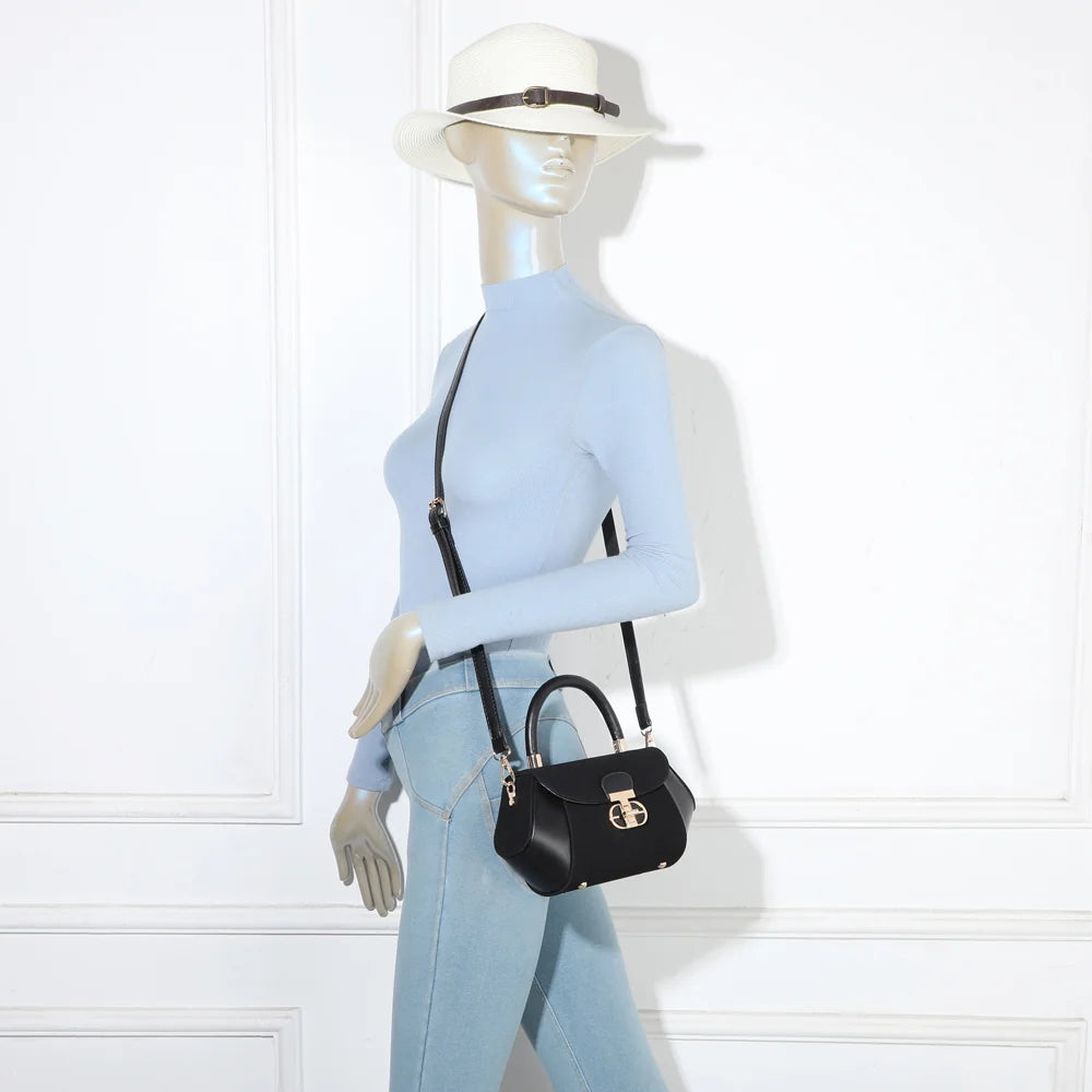 Sac La Evana noir porté par une femme, à la main ou à l’épaule avec sa bandoulière amovible – réf. YL-26008-1