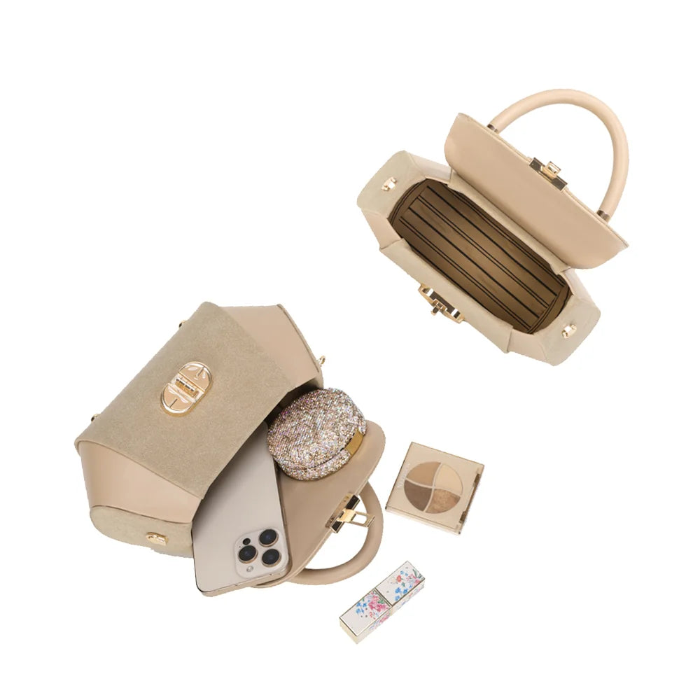 Intérieur du La Evana taupe : un compartiment principal pour téléphone, poudrier et rouge à lèvres – réf. YL-26008-1