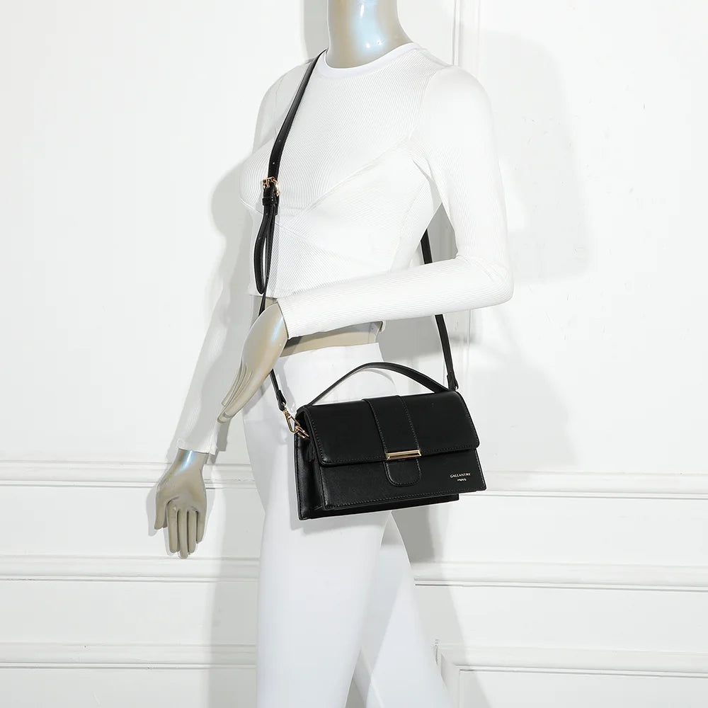 Sac femme La Faustine noir porté, à la main par son anse ou en bandoulière à l’épaule – réf. R-1902