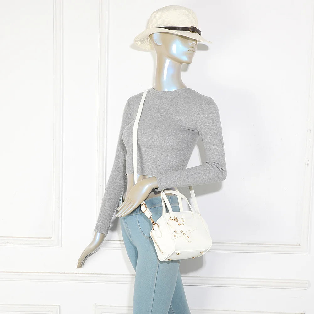 Mini sac La Féerie blanc porté par une femme, à la main ou avec sa bandoulière amovible – réf. R-2052