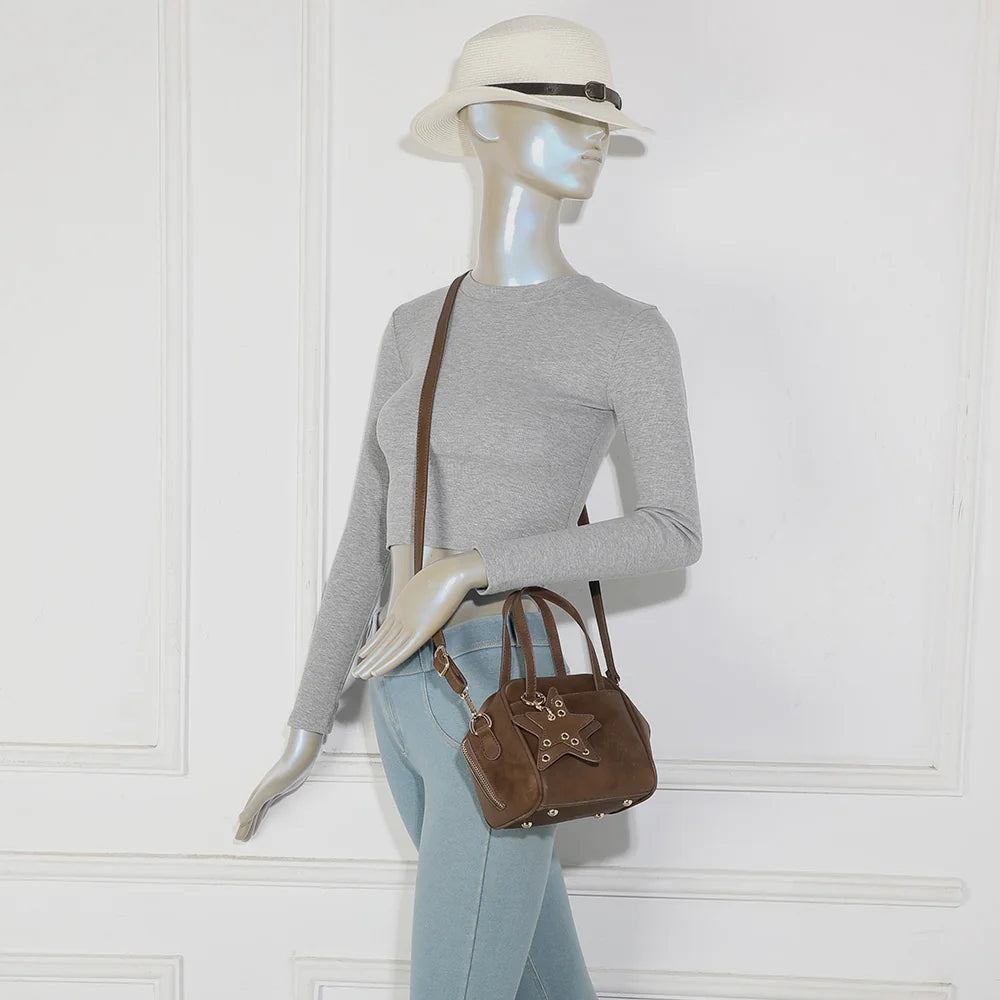Mini sac La Féerie café porté par une femme, à la main ou avec sa bandoulière amovible – réf. R-2052