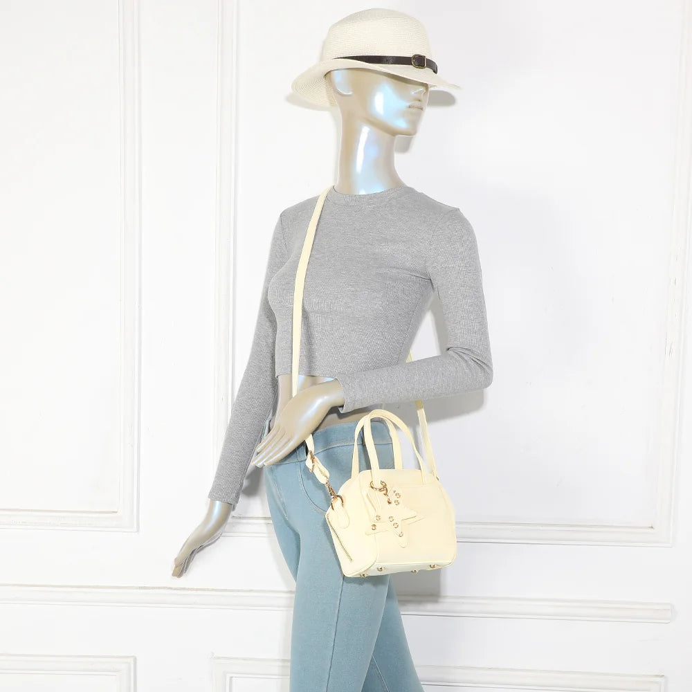 Mini sac La Féerie jaune porté par une femme, à la main ou avec sa bandoulière amovible – réf. R-2052