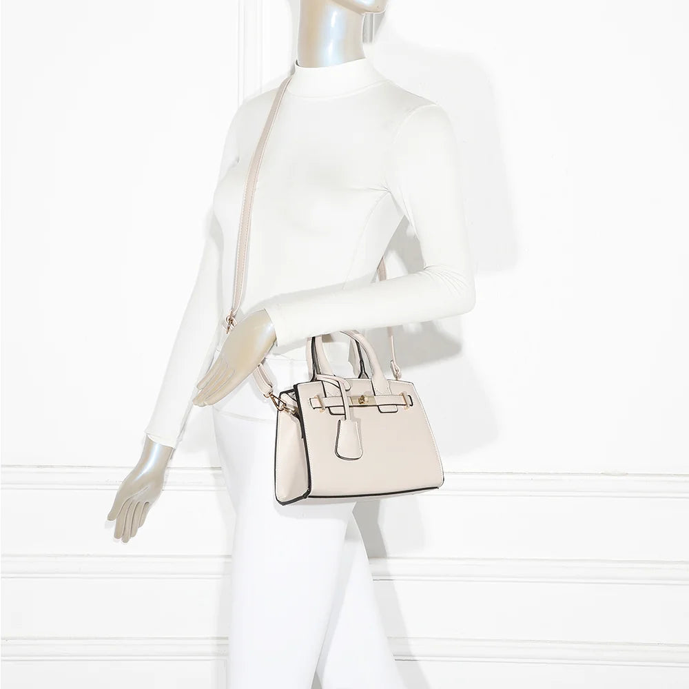 Sac à main femme La Giulia beige porté, à la main ou en bandoulière croisée – réf. KJ-62045