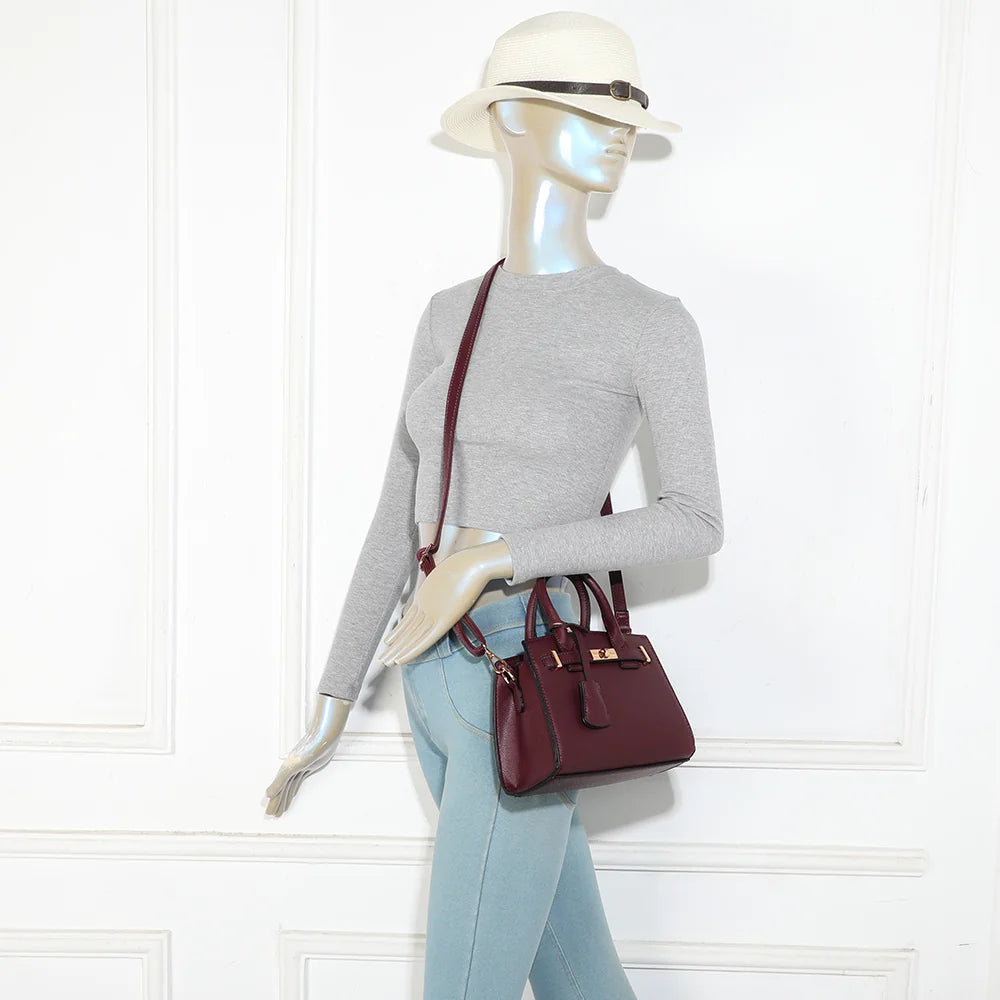 Sac à main femme La Giulia bordeaux porté, à la main ou en bandoulière croisée – réf. KJ-62045