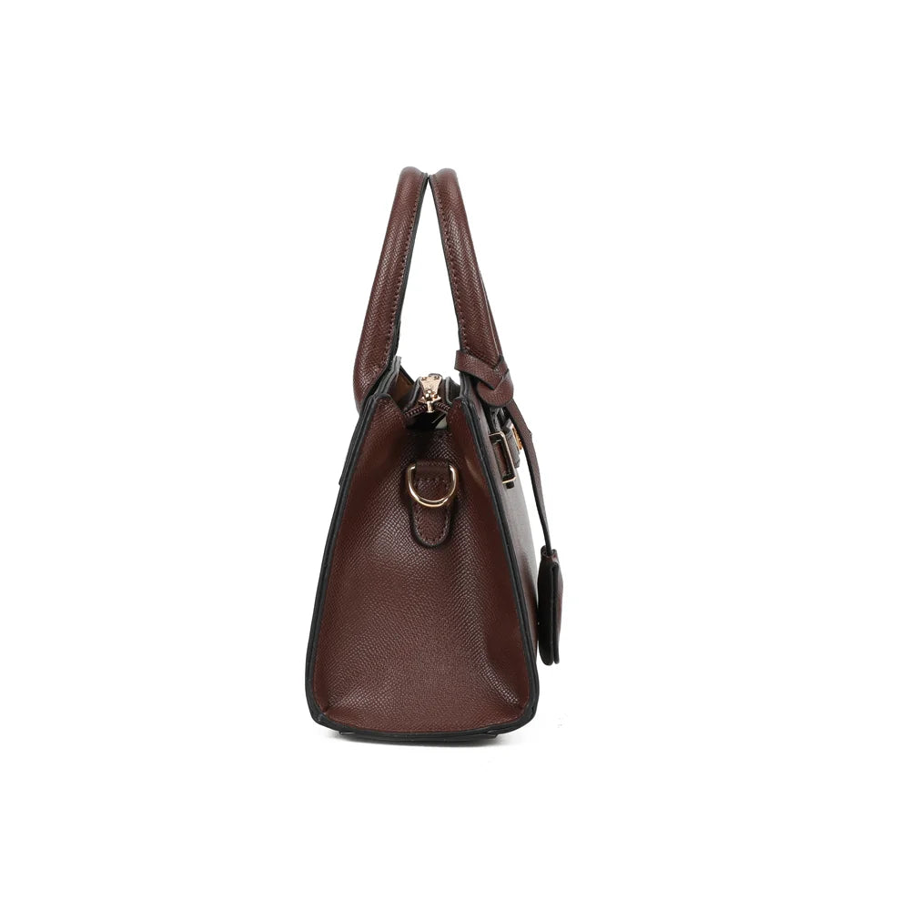 Profil du sac La Giulia café : format compact de 9 cm de profondeur, bien structuré – réf. KJ-62045