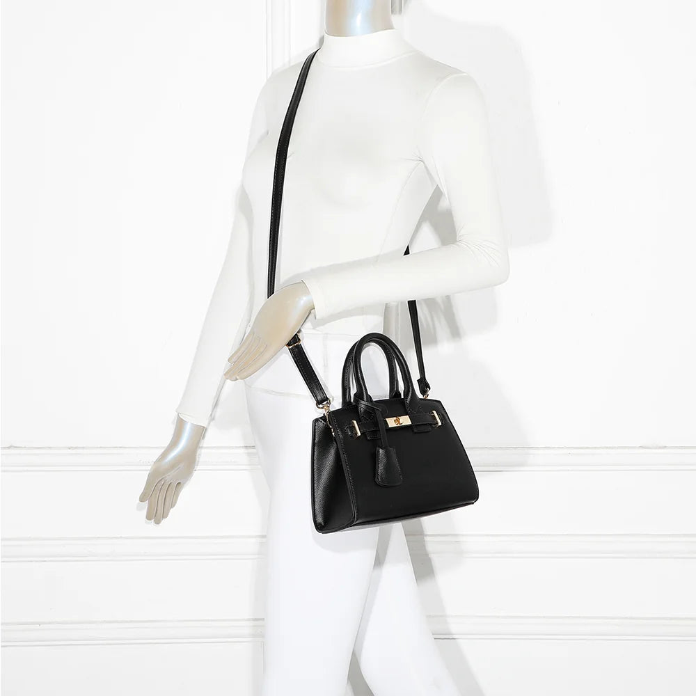 Sac à main femme La Giulia noir porté, à la main ou en bandoulière croisée – réf. KJ-62045