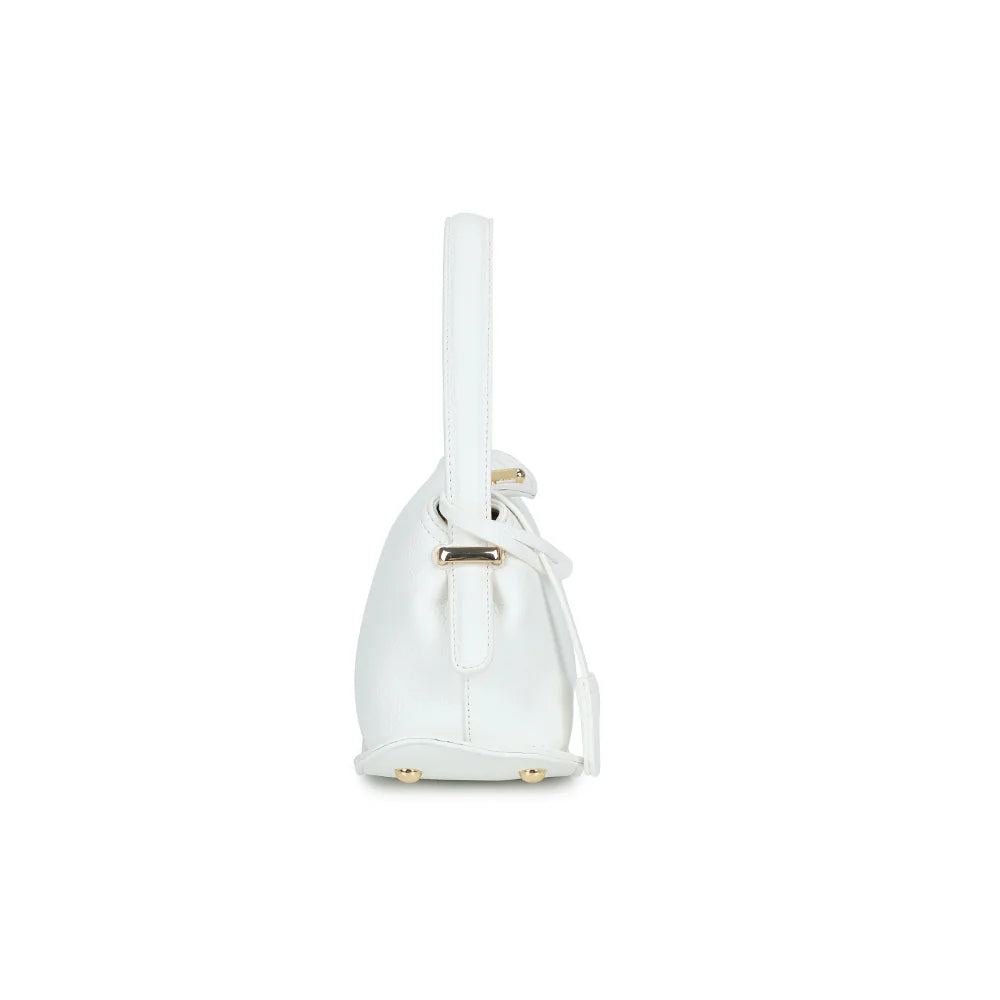 Profil du sac La Isée blanc : patte latérale à rivets dorés et volume compact de 10,5 cm – réf. R-2063