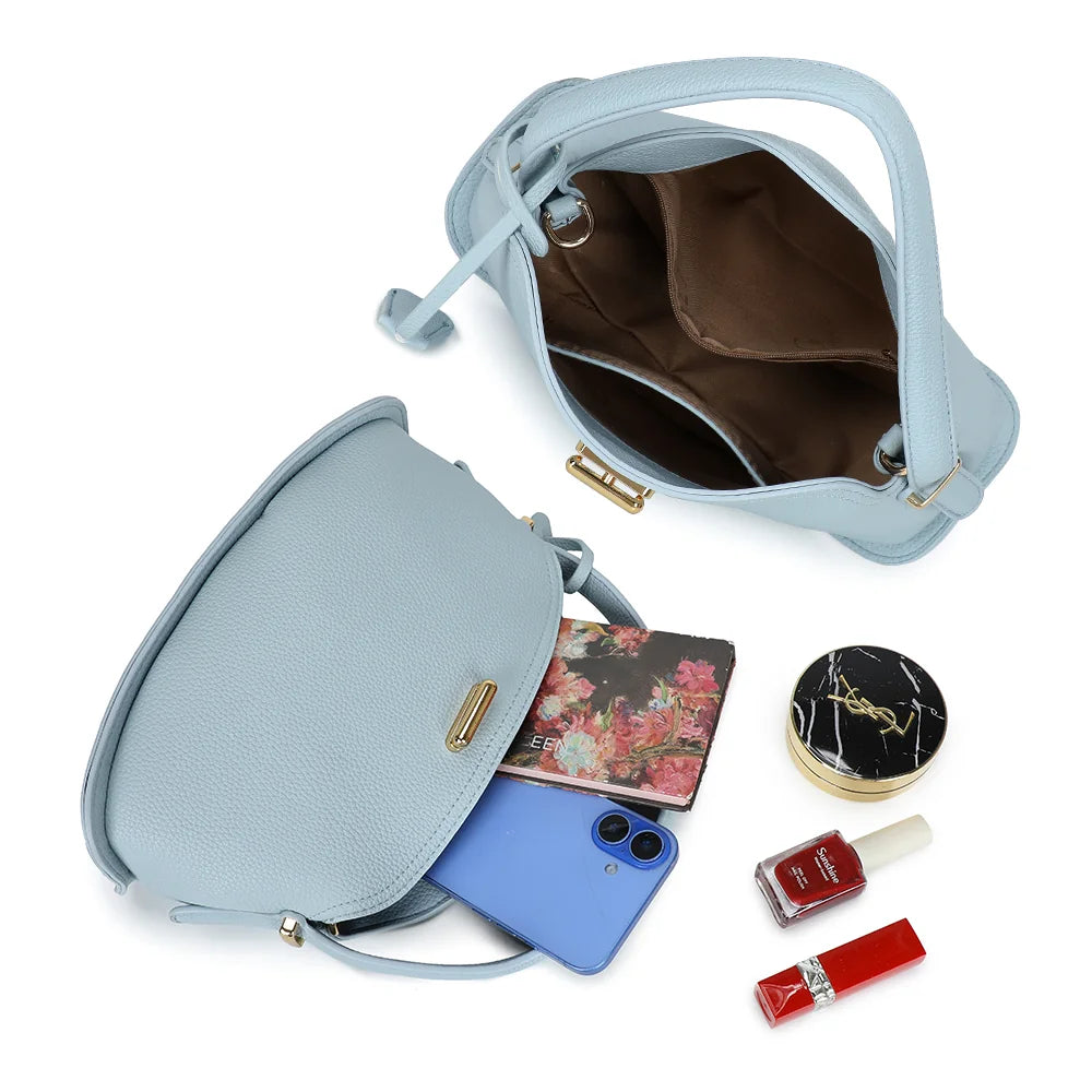 Intérieur du sac La Isée bleu clair : compartiment principal pour téléphone, carnet et maquillage – réf. R-2063