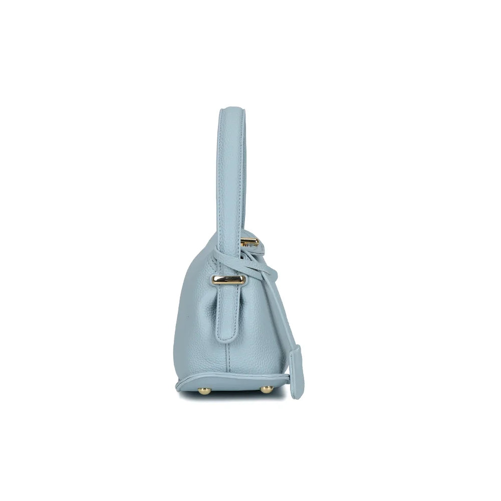 Profil du sac La Isée bleu clair : patte latérale à rivets dorés et volume compact de 10,5 cm – réf. R-2063