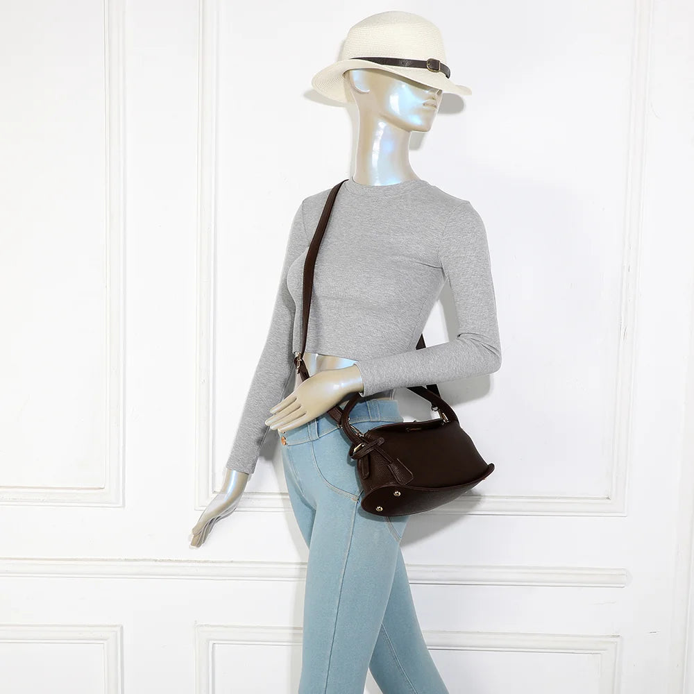 Sac à main La Isée café porté par une femme, à la main ou en bandoulière – réf. R-2063