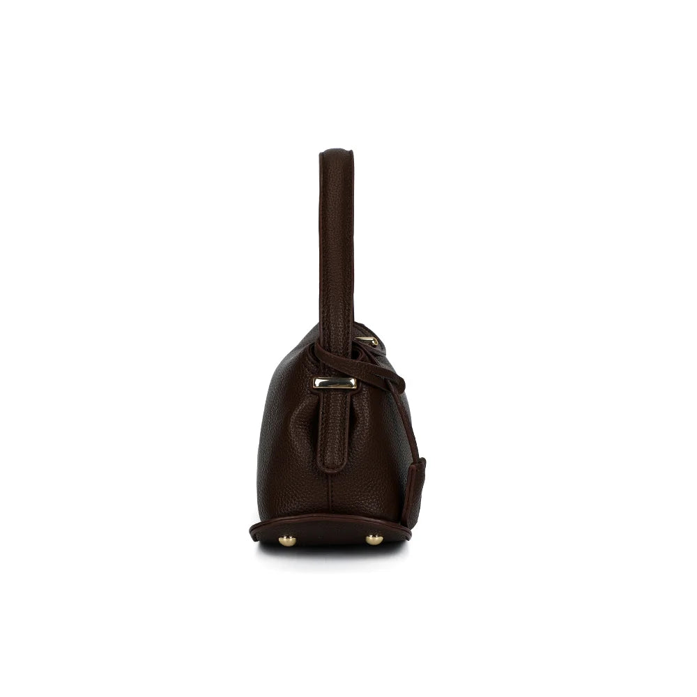 Profil du sac La Isée café : patte latérale à rivets dorés et volume compact de 10,5 cm – réf. R-2063