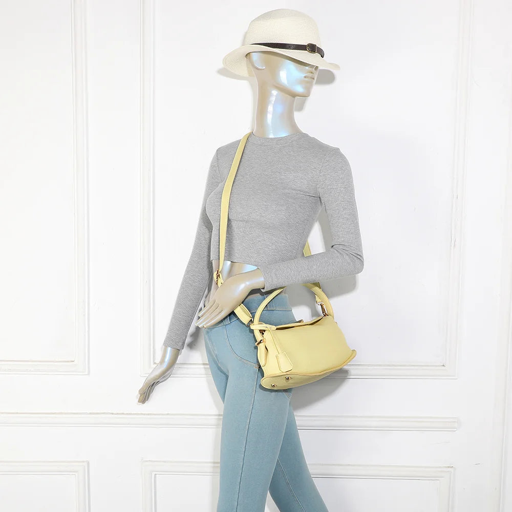 Sac à main La Isée jaune porté par une femme, à la main ou en bandoulière – réf. R-2063