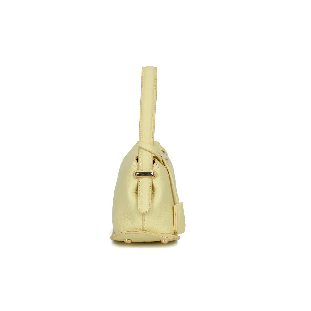 Profil du sac La Isée jaune : patte latérale à rivets dorés et volume compact de 10,5 cm – réf. R-2063