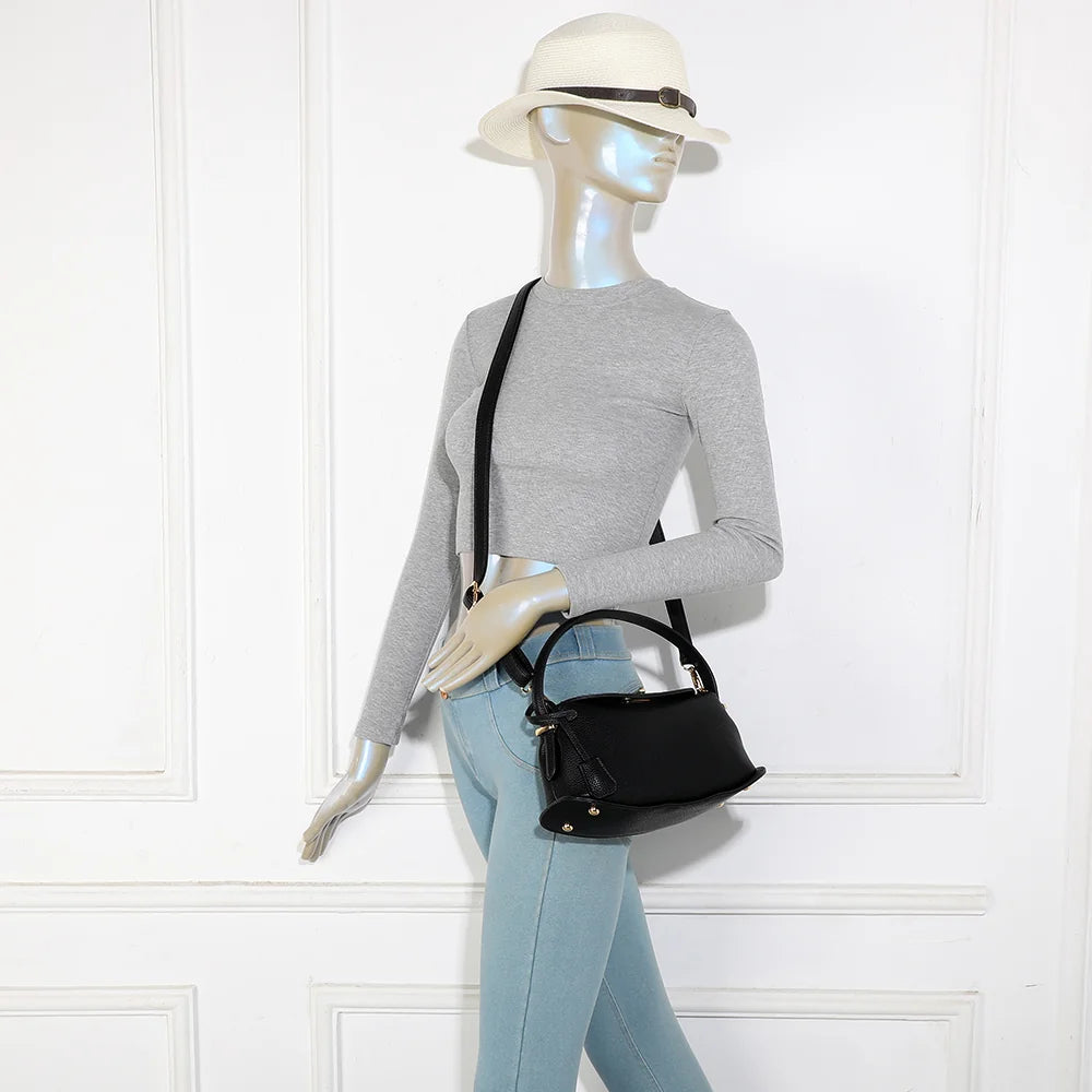 Sac à main La Isée noir porté par une femme, à la main ou en bandoulière – réf. R-2063