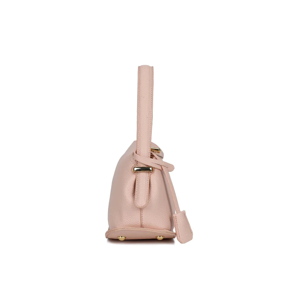 Profil du sac La Isée rose : patte latérale à rivets dorés et volume compact de 10,5 cm – réf. R-2063