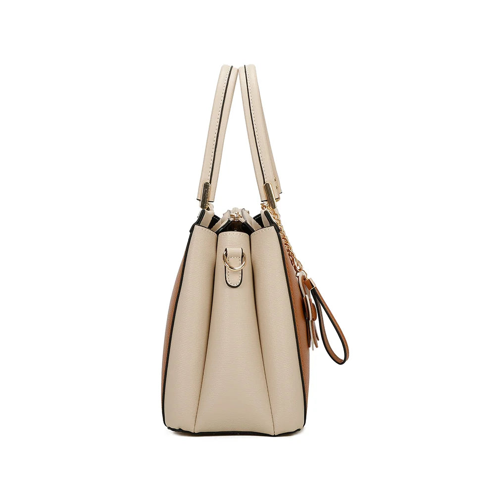 Profil de La Ismérie marron/beige : soufflet latéral et anneau doré pour accrocher la bandoulière – réf. DQ-8634-1