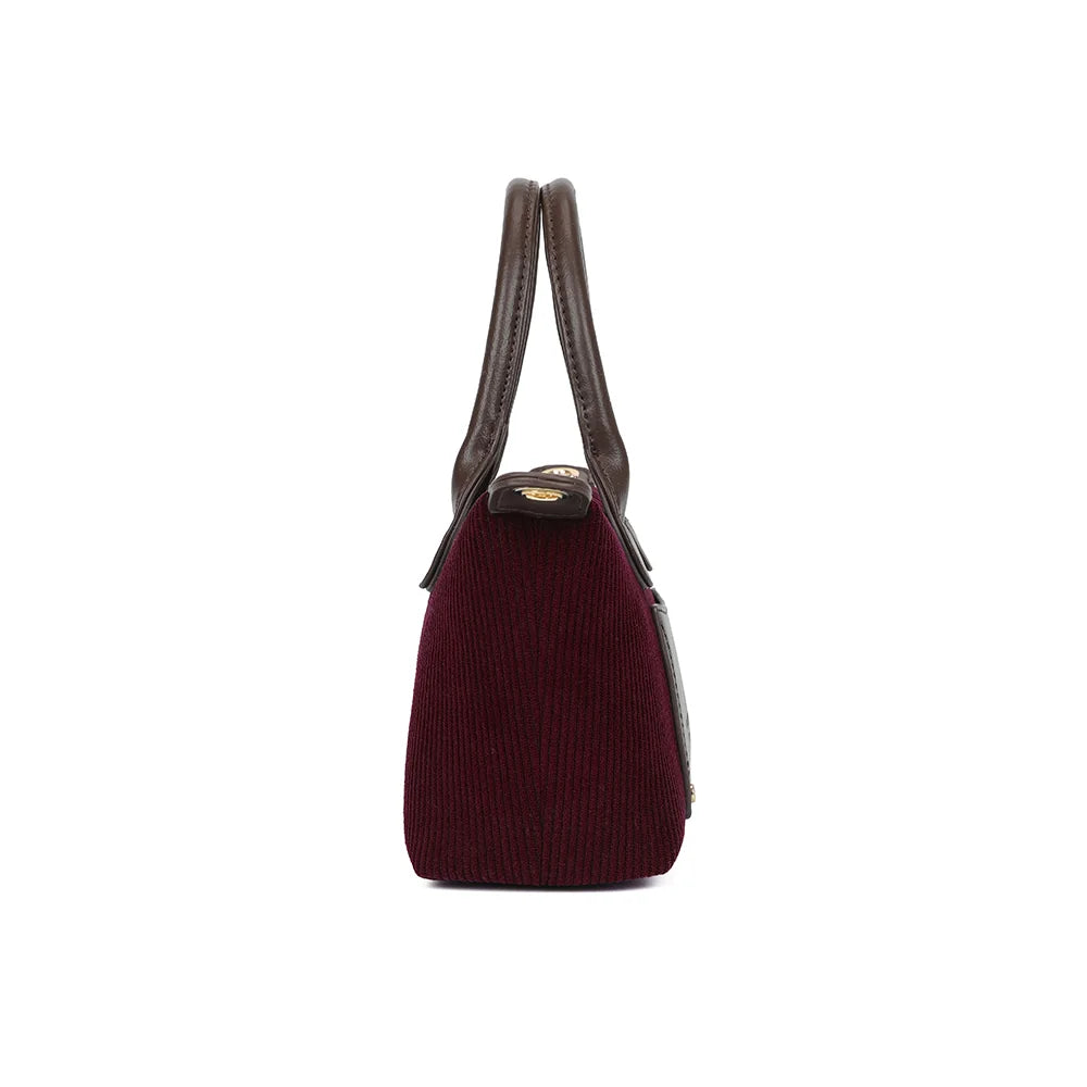 Profil du sac La Léandra bordeaux : 9 cm de profondeur et patte latérale avec anneau doré – réf. Z-05-8