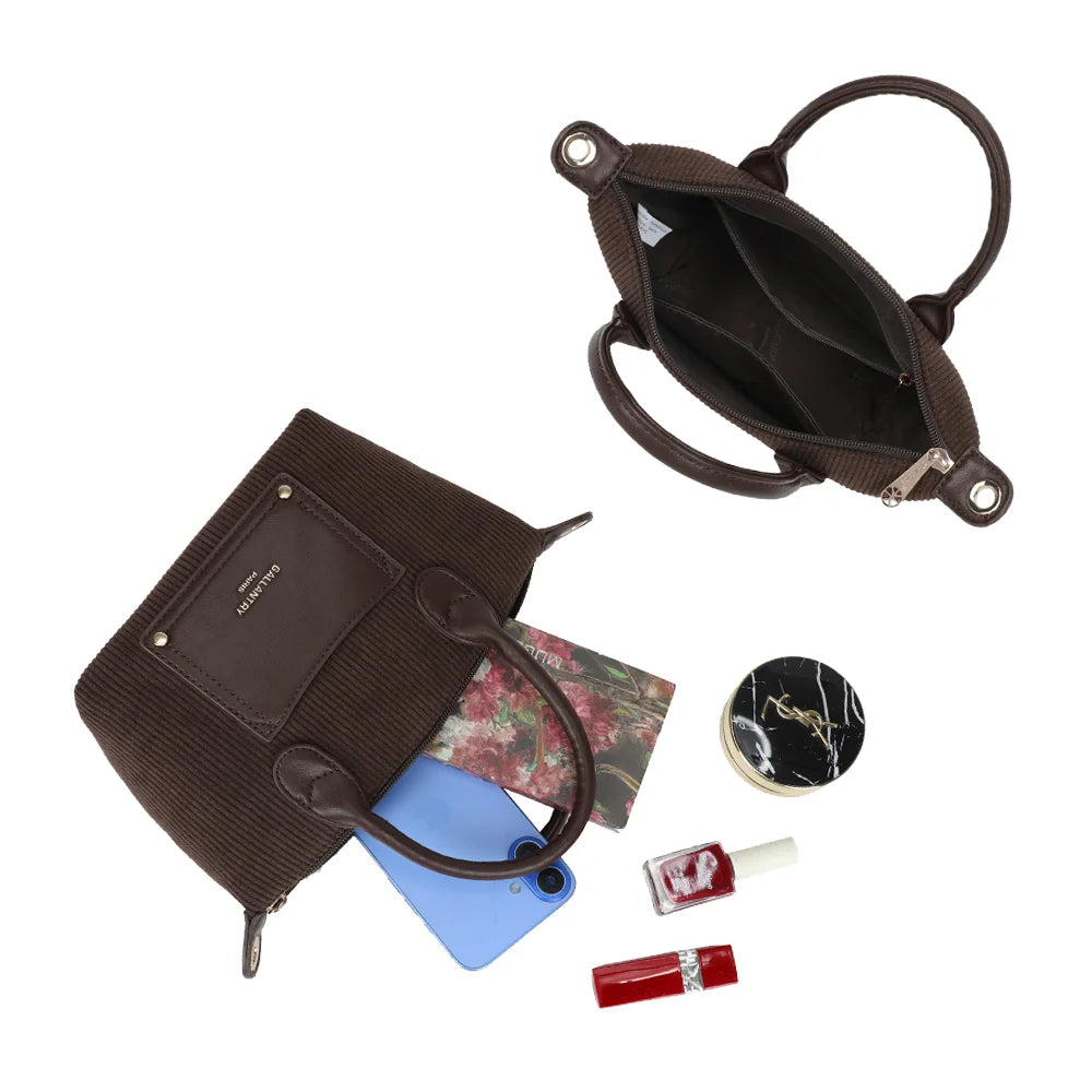 Intérieur zippé de La Léandra café : un compartiment pour téléphone, clés et rouge à lèvres – réf. Z-05-8
