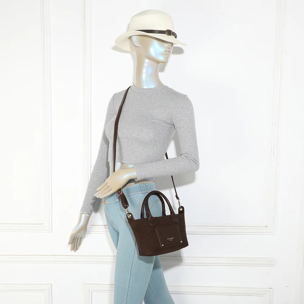 Sac à main femme La Léandra café porté à la main, format compact effet velours côtelé – réf. Z-05-8