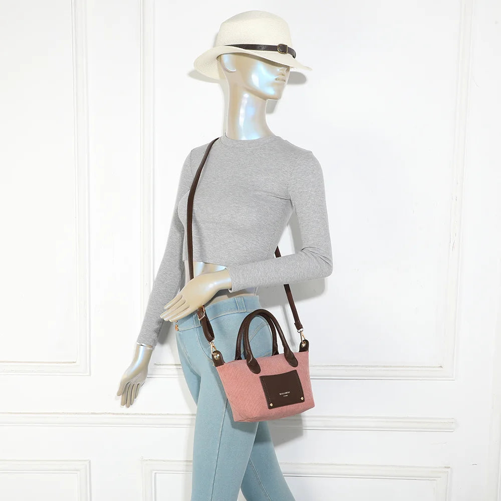Sac à main femme La Léandra rose foncé porté à la main, format compact effet velours côtelé – réf. Z-05-8