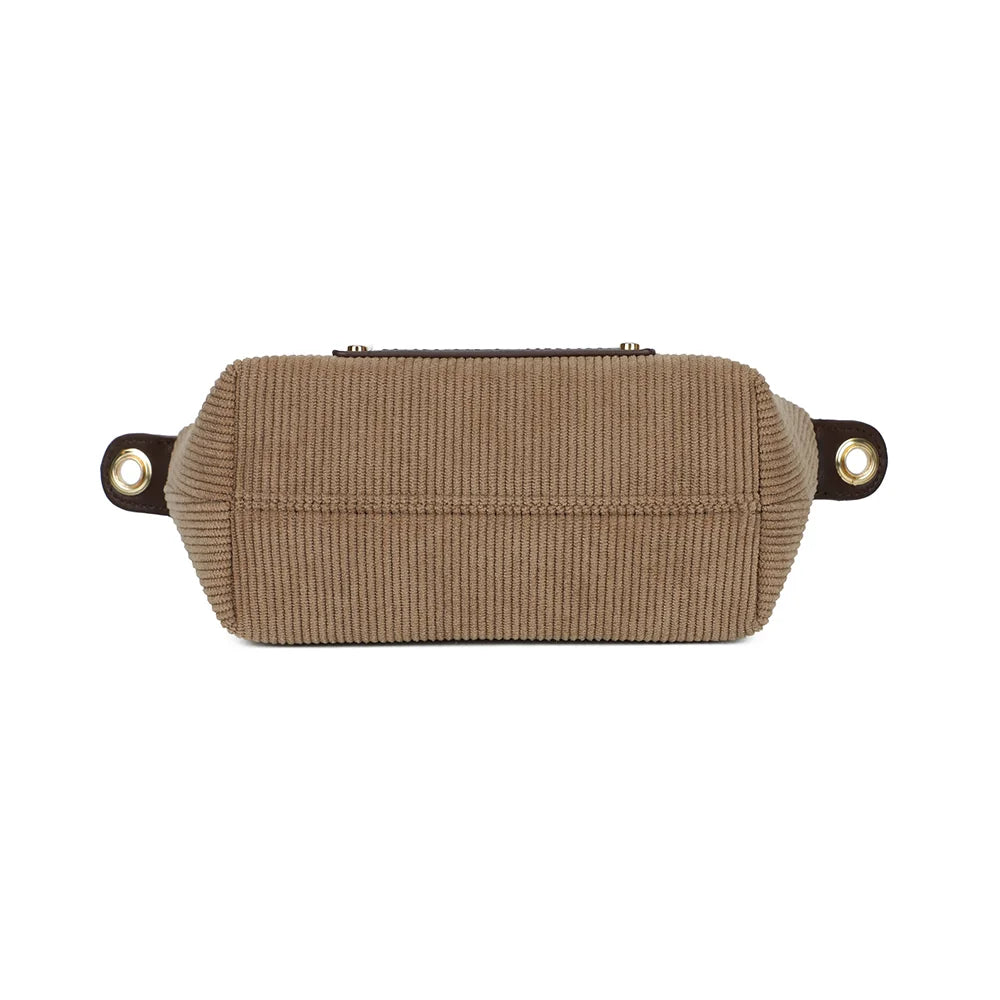 Dessous du sac La Léandra taupe foncé, base compacte de 18 × 9 cm en finition effet velours côtelé – réf. Z-05-8