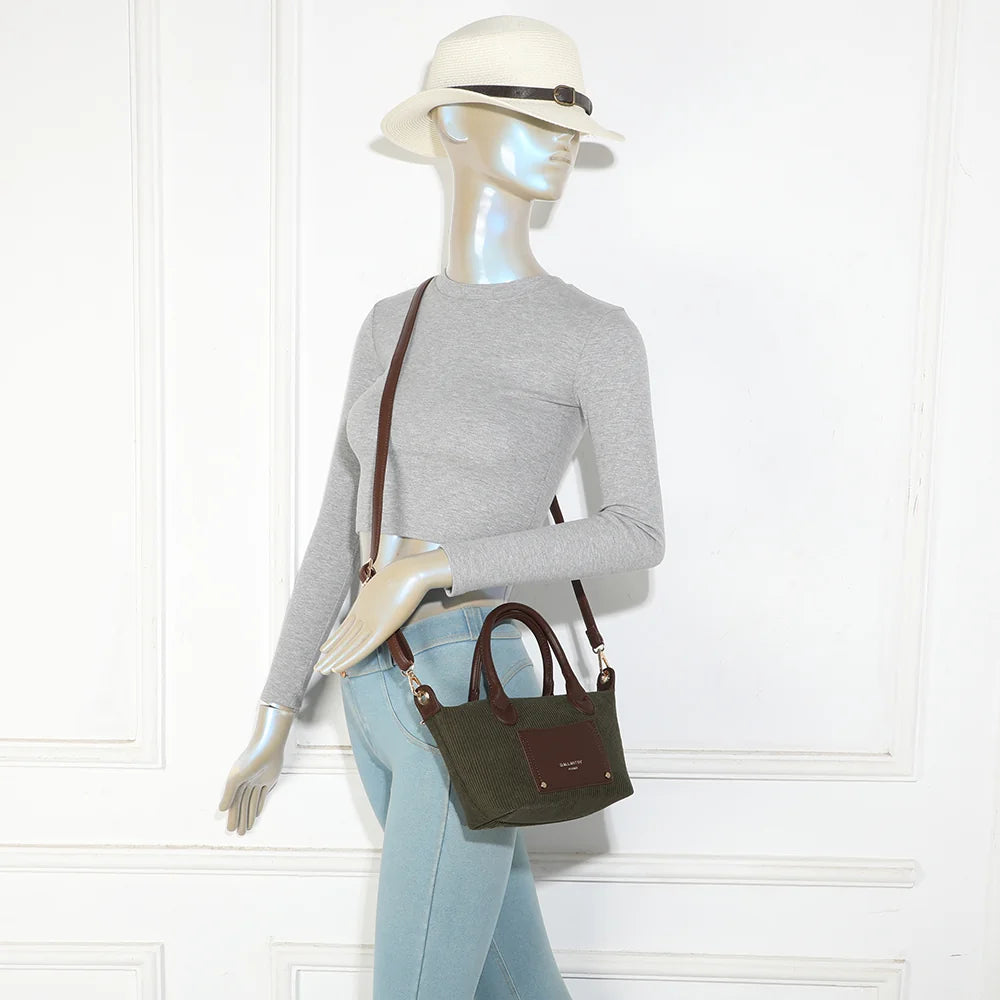 Sac à main femme La Léandra vert foncé porté à la main, format compact effet velours côtelé – réf. Z-05-8