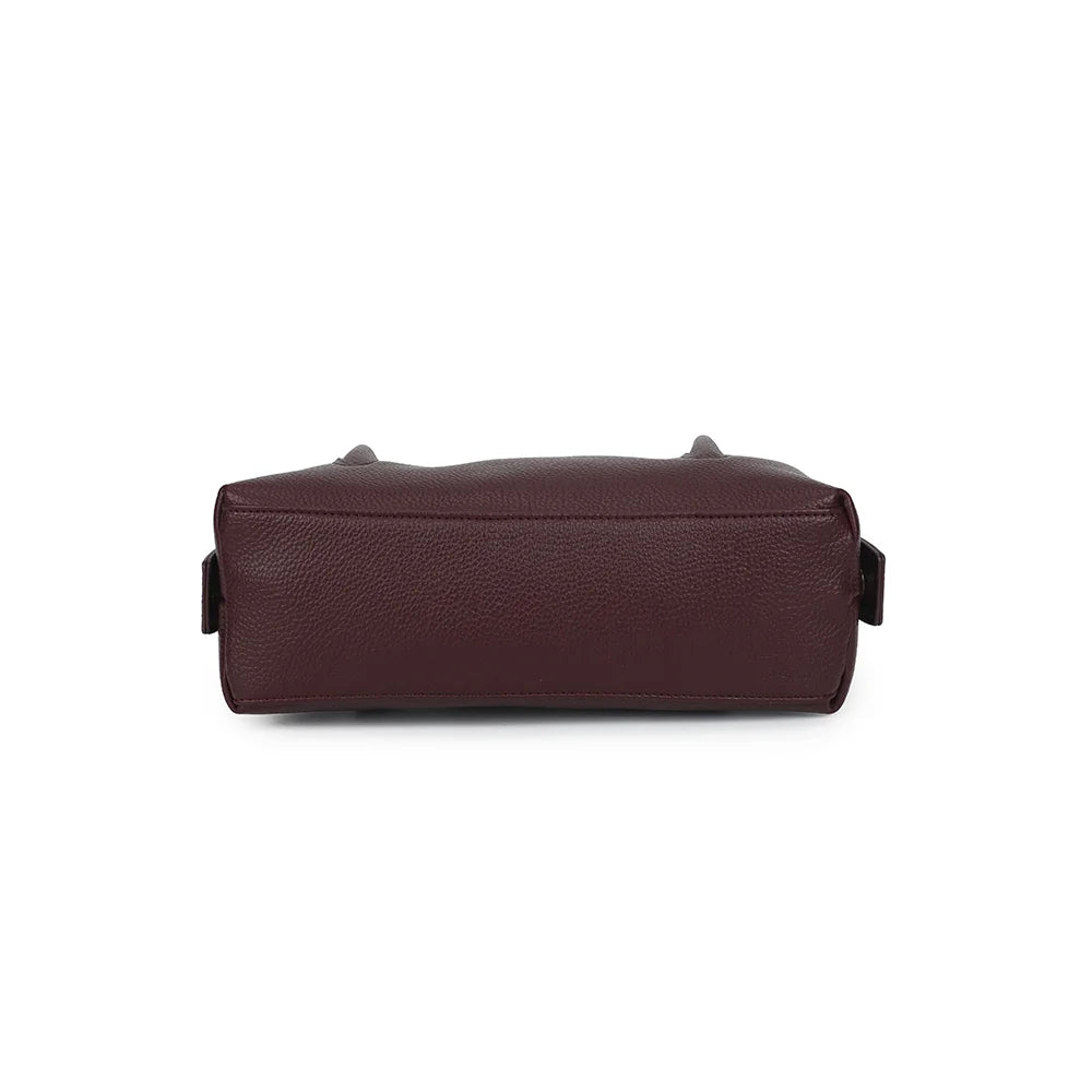 Dessous du sac La Linotte bordeaux en simili cuir grainé, base plate et allongée – réf. KJ-62100