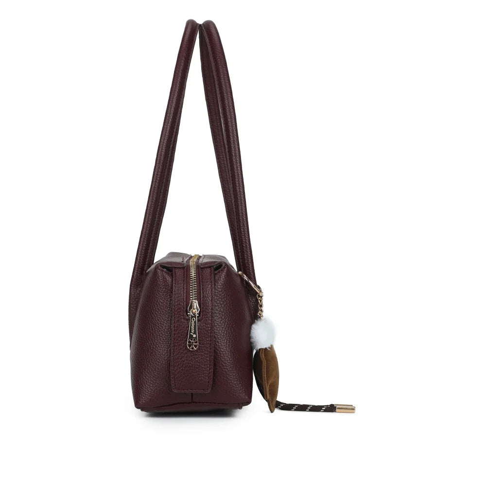 Profil du sac La Linotte bordeaux : format compact de 9 cm de profondeur et tirette de zip dorée – réf. KJ-62100