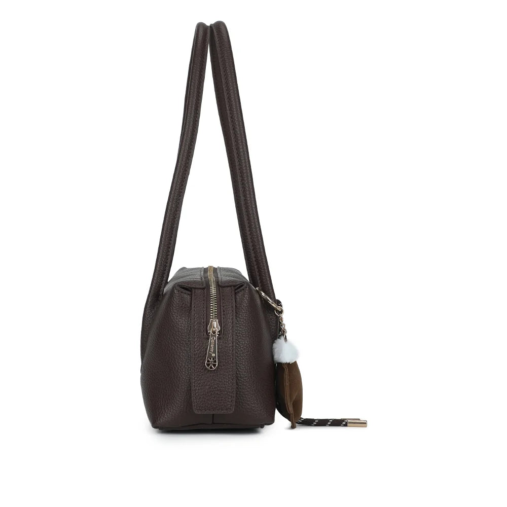 Profil du sac La Linotte café : format compact de 9 cm de profondeur et tirette de zip dorée – réf. KJ-62100