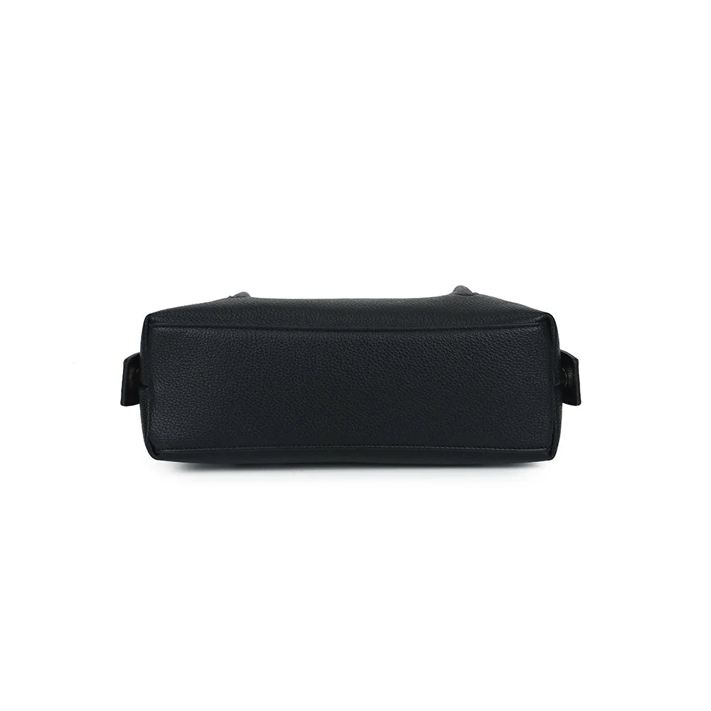 Dessous du sac La Linotte noir en simili cuir grainé, base plate et allongée – réf. KJ-62100