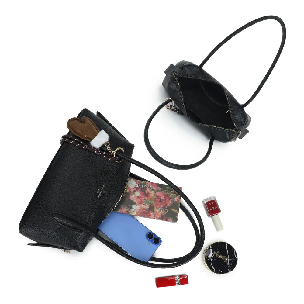 Intérieur de La Linotte noir : grand compartiment doublé et poches pour téléphone, carnet et maquillage – réf. KJ-62100