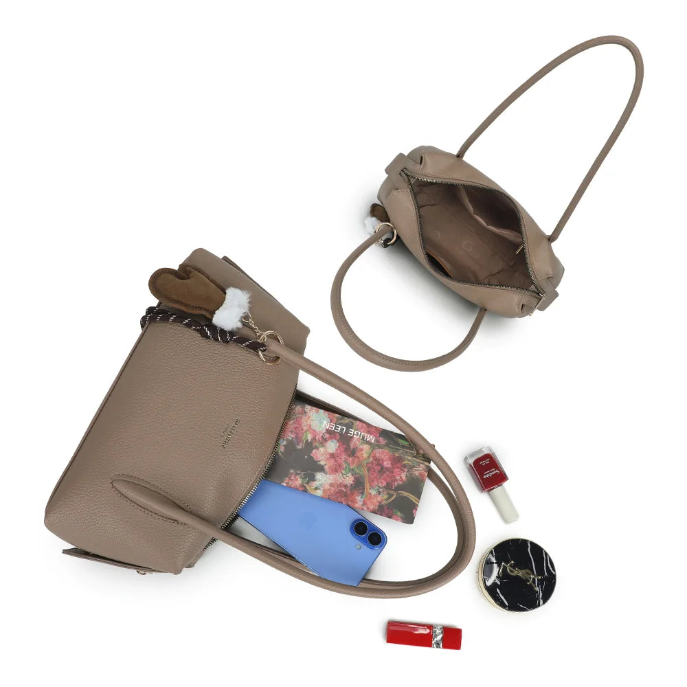 Intérieur de La Linotte taupe foncé : grand compartiment doublé et poches pour téléphone, carnet et maquillage – réf. KJ-62100