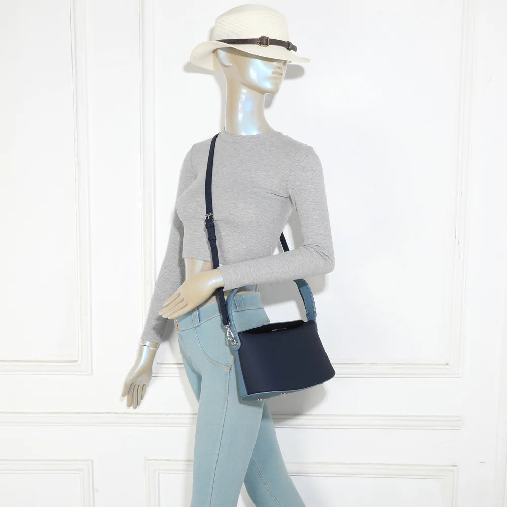 Sac à main femme La Lison bleu foncé/bleu porté à la main ou en bandoulière, format compact et élégant – réf. LS-76010