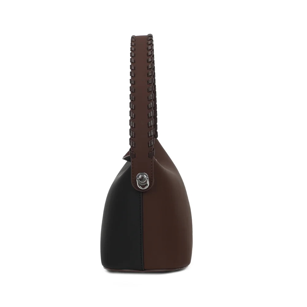Profil de La Lison noir/coffee : 12,5 cm de profondeur et rivet argenté qui fixe l’anse tressée – réf. LS-76010