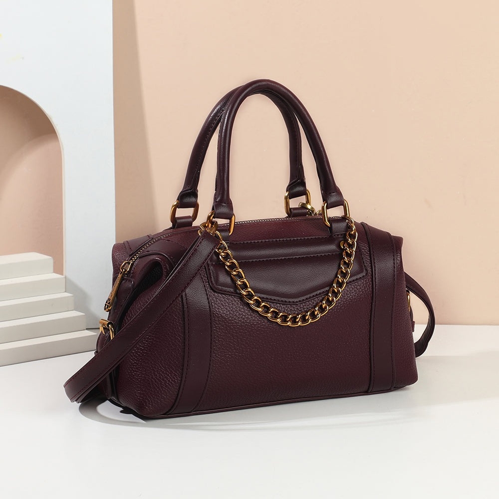 Sac à main La Lucia bordeaux à chaîne dorée dans un décor d'intérieur – visuel d'ambiance créé avec l'IA – Gallantry Paris
