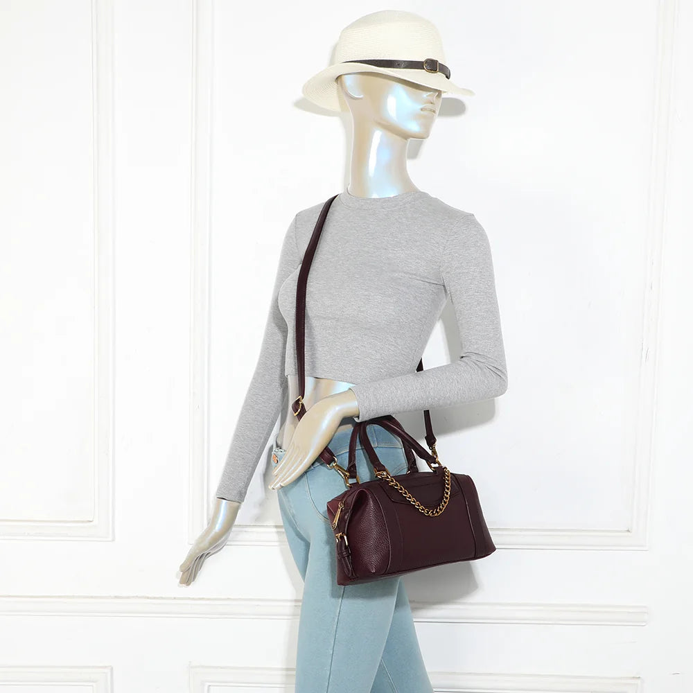 Sac La Lucia bordeaux porté par une femme, à la main ou en bandoulière avec sa sangle amovible – réf. R-2060