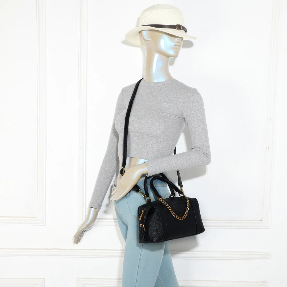 Sac La Lucia noir porté par une femme, à la main ou en bandoulière avec sa sangle amovible – réf. R-2060