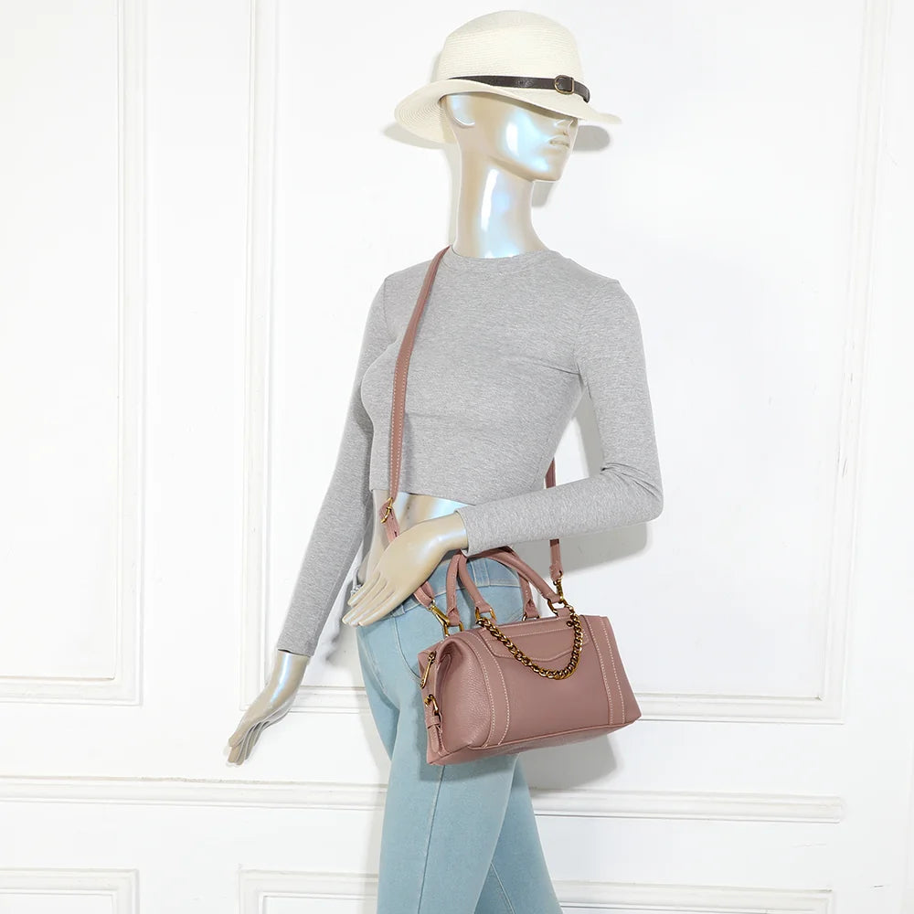 Sac La Lucia rose foncé porté par une femme, à la main ou en bandoulière avec sa sangle amovible – réf. R-2060