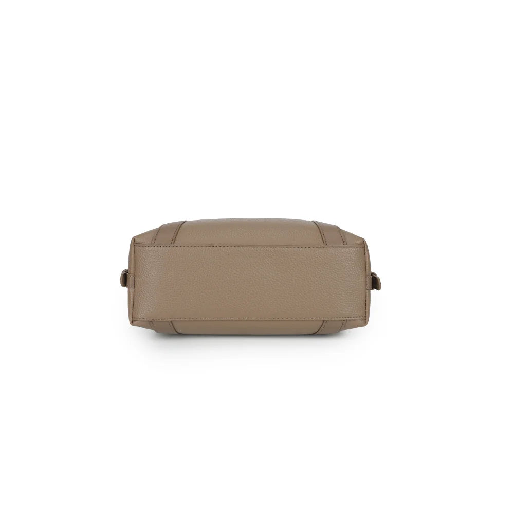 Dessous du sac La Lucia taupe foncé, format compact de 27 × 10 cm pour les essentiels – réf. R-2060