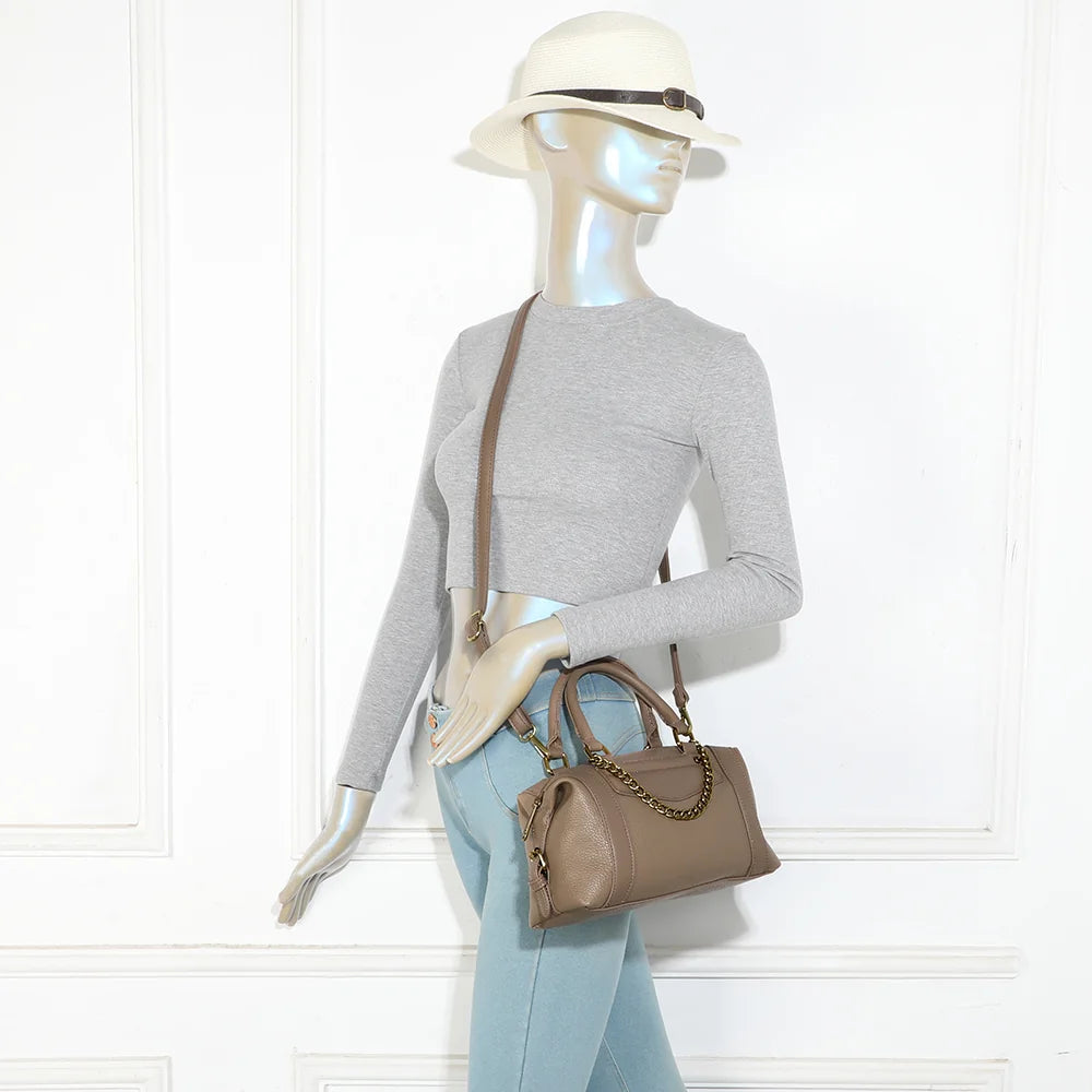 Sac La Lucia taupe foncé porté par une femme, à la main ou en bandoulière avec sa sangle amovible – réf. R-2060