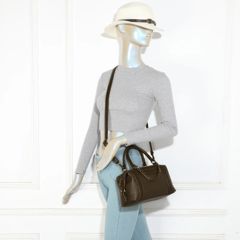 Sac La Lucia vert foncé porté par une femme, à la main ou en bandoulière avec sa sangle amovible – réf. R-2060