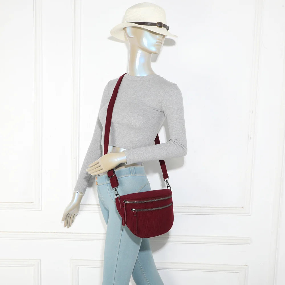 Sac banane femme La Maddy bordeaux porté en travers grâce à sa bandoulière ajustable – réf. Z-83051-10