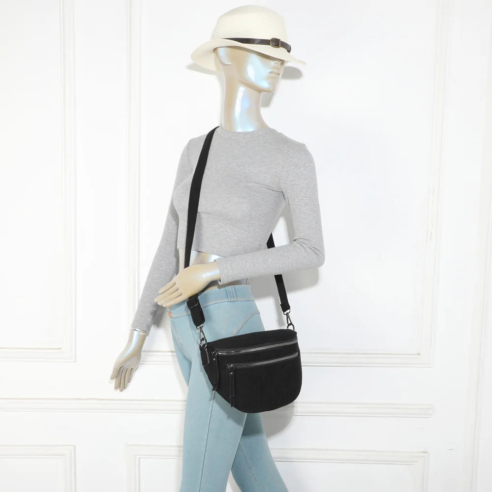 Sac banane femme La Maddy noir porté en travers grâce à sa bandoulière ajustable – réf. Z-83051-10