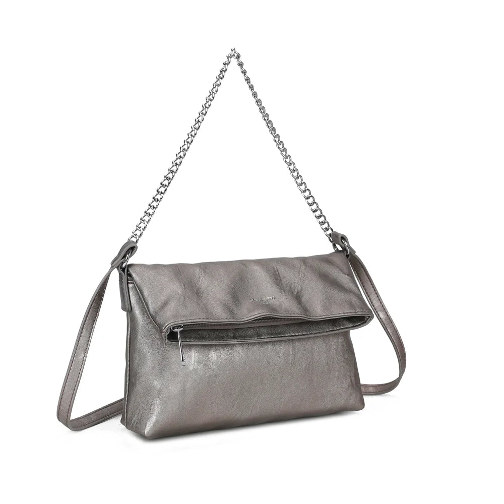 La Marilou argent vue de trois quarts : rabat replié, zip apparent et chaîne argentée – réf. Z-83096