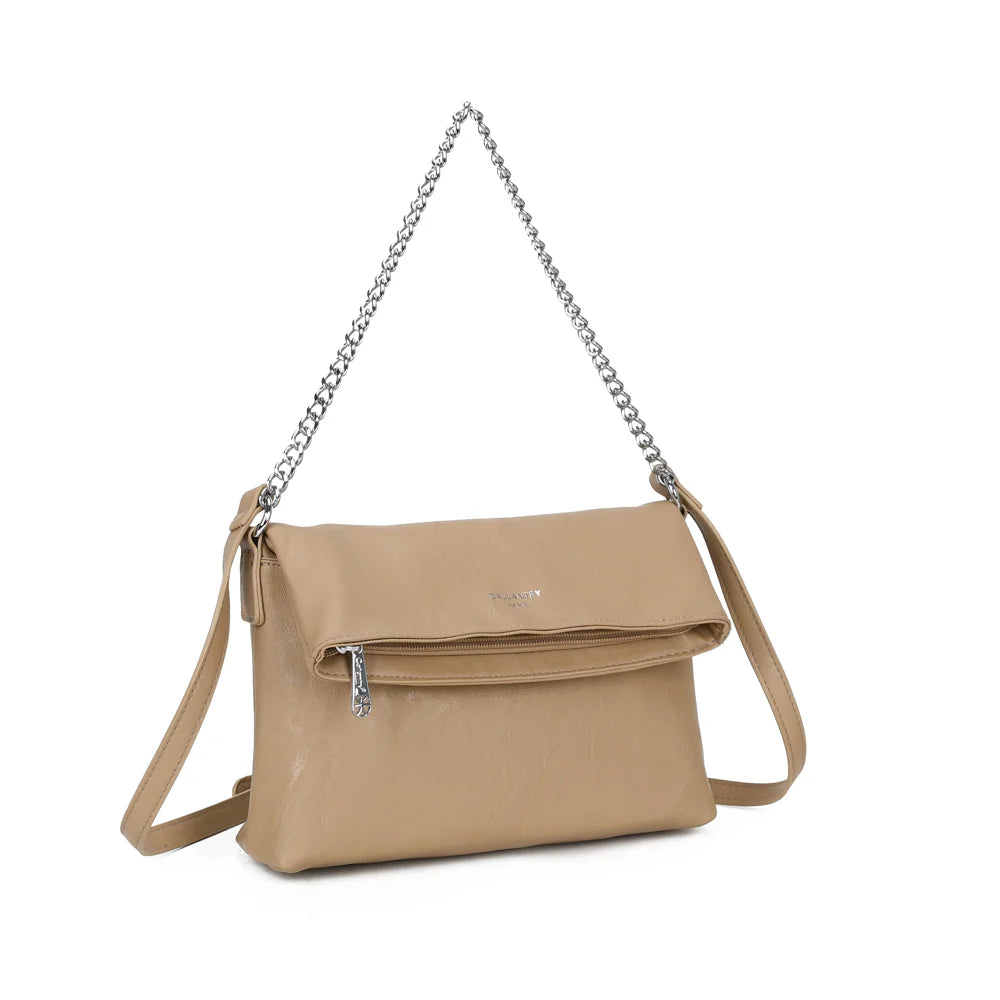La Marilou taupe vue de trois quarts : rabat replié, zip apparent et chaîne argentée – réf. Z-83096