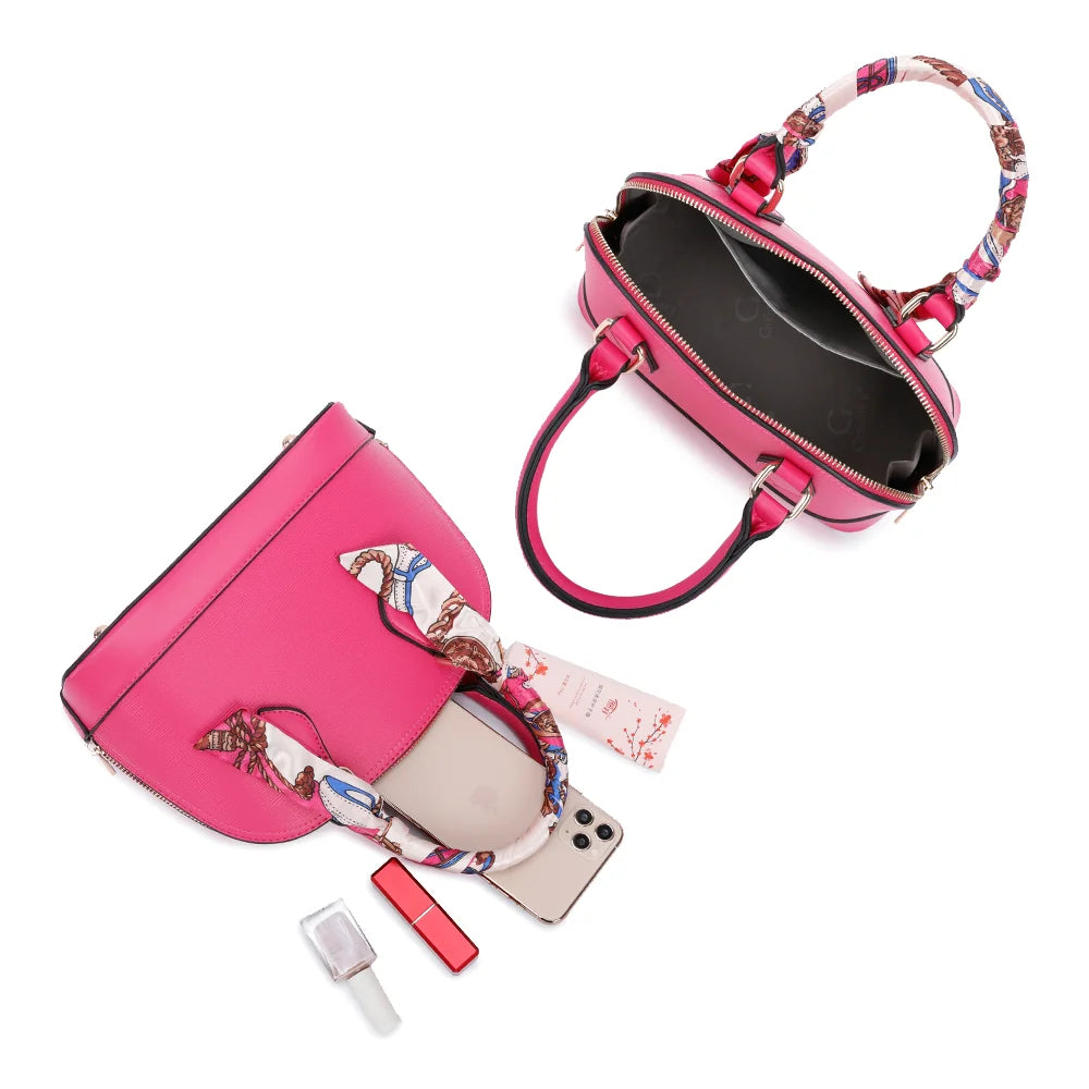 Intérieur de La Marlowe fuschia : compartiment principal doublé pour téléphone, clés et beauté – réf. DQ-8596