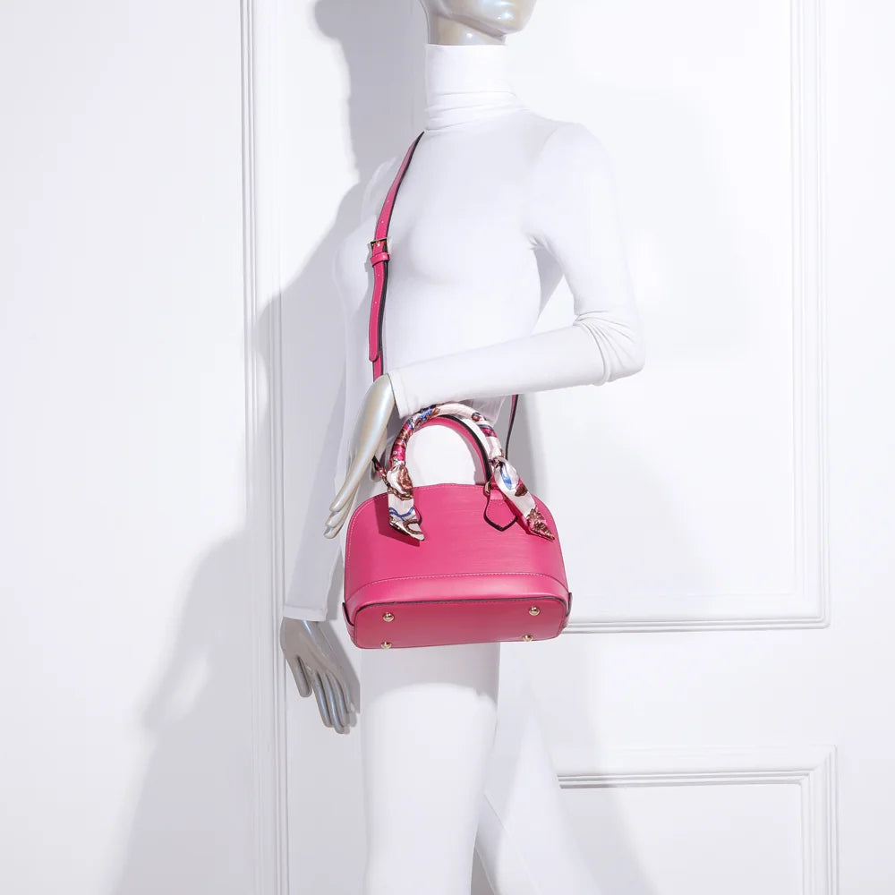 Sac à main femme La Marlowe fuschia porté, un format compact qui se porte à la main ou à l’épaule – réf. DQ-8596