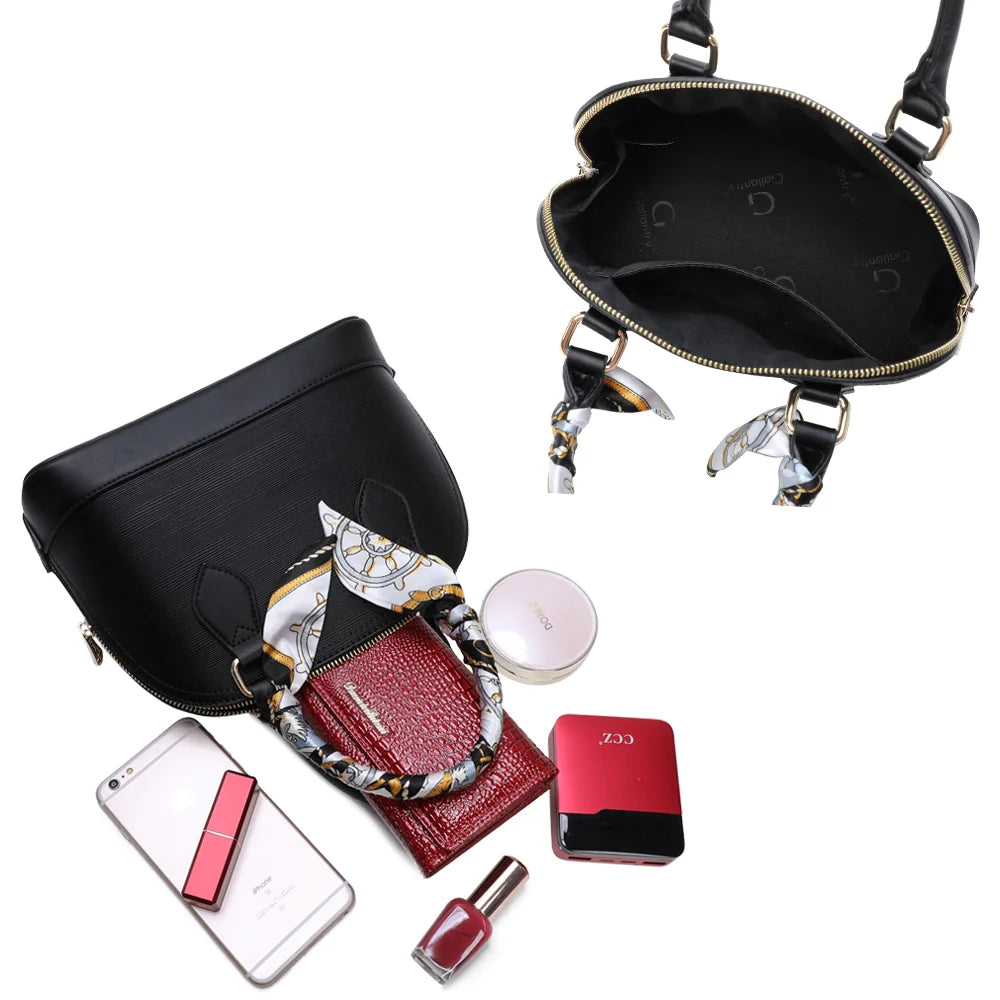 Intérieur de La Marlowe noir : compartiment principal doublé pour téléphone, clés et beauté – réf. DQ-8596