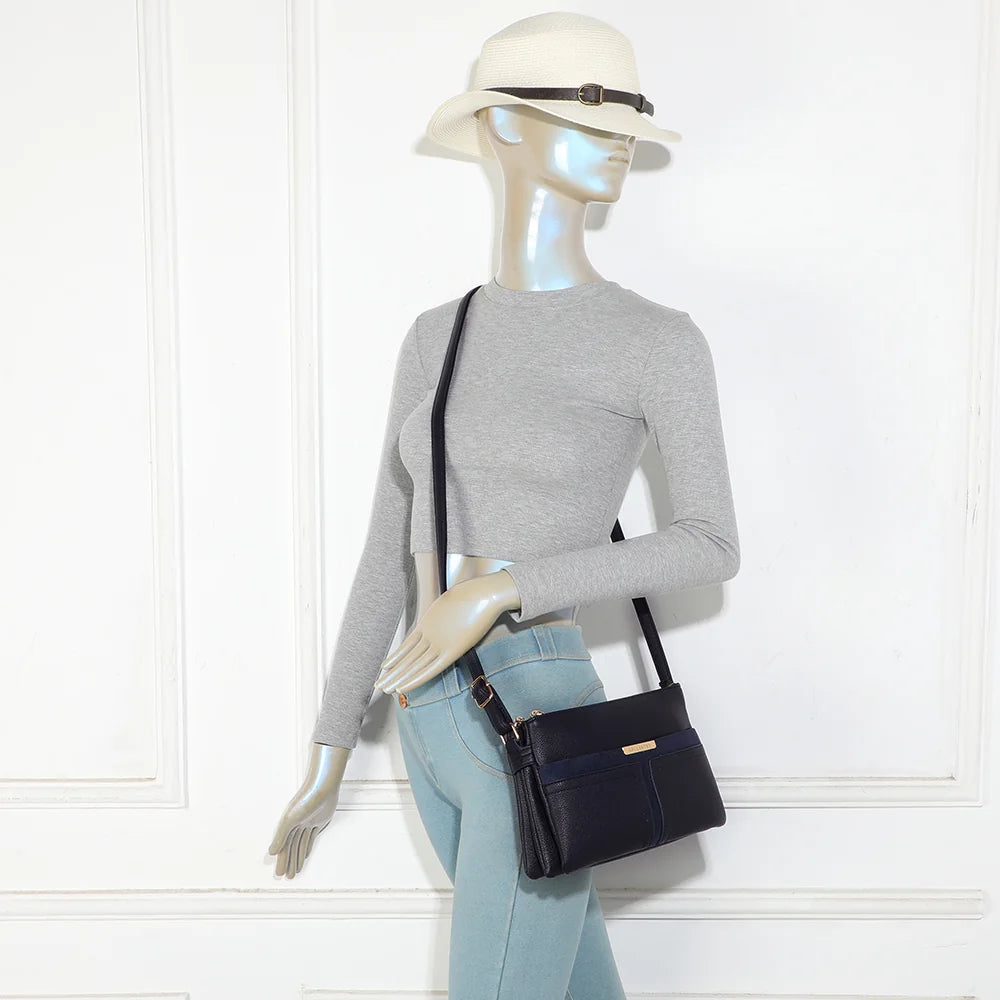 Sac bandoulière femme La Méline bleu foncé porté à l’épaule grâce à sa bandoulière réglable – réf. A-9175